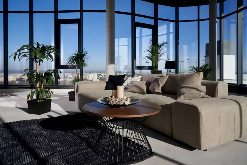 Habitación moderna y espaciosa con una ventana cómoda