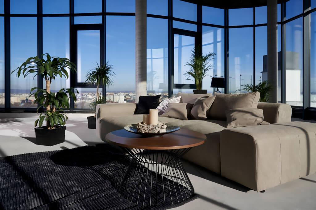 Habitación moderna y espaciosa con una ventana cómoda